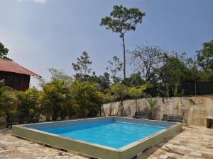 einen Pool im Hinterhof eines Hauses in der Unterkunft Rancho paola in Cotuí
