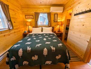 a bedroom with a bed in a log cabin at Yellowstone's Treasure Cabins in Gardiner