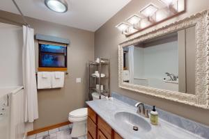 Holiday Island的住宿－Holiday Island Hideaway，一间带水槽、卫生间和镜子的浴室