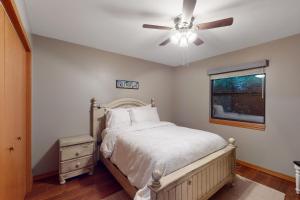 Holiday Island的住宿－Holiday Island Hideaway，一间卧室配有一张床和吊扇