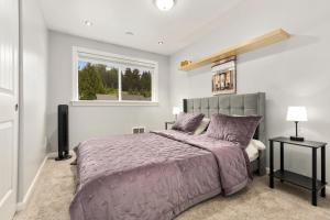 Un dormitorio con una cama grande y una ventana en Luxury 4BD/3BA Kirkland Retreat en Kirkland