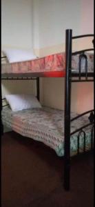 ein paar Etagenbetten in einem Zimmer in der Unterkunft Jawal Hotel in Amman