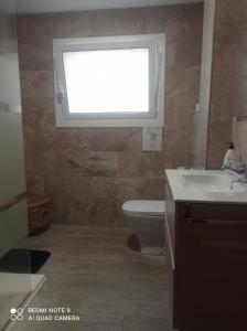 セグル・デ・カラフェルにあるCasa Calafellのバスルーム(トイレ、洗面台付)、窓が備わります。