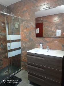 bagno con lavandino e doccia di Casa Calafell a Segur de Calafell