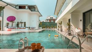 Bazén v ubytování S-Cape Hotel Fethiye nebo v jeho okolí