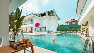 Bazén v ubytování S-Cape Hotel Fethiye nebo v jeho okolí