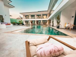 Bazén v ubytování S-Cape Hotel Fethiye nebo v jeho okolí