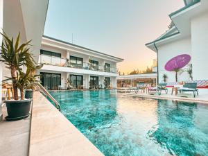 Bazén v ubytování S-Cape Hotel Fethiye nebo v jeho okolí