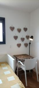 ein Esszimmer mit einem Tisch und einer Herzwand in der Unterkunft Chambre chaleureuse avec une vue dégagée in La Frette-sur-Seine