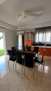 un soggiorno con tavolo da pranzo e sedie di Villa Semina a Pastida