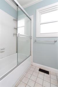 y baño con ducha de cristal y ventana. en 3BR Home Near Stanford Great Back Yard King Bed, en Menlo Park