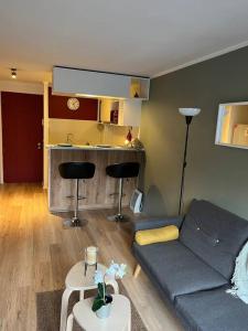 a living room with a blue couch and a kitchen at Departamento Barrio Lastarria in Santiago