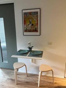 a table and two stools in a room at Departamento Barrio Lastarria in Santiago