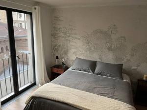a bedroom with a bed and a large window at Departamento Barrio Lastarria in Santiago