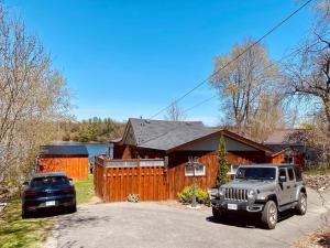 une jeep garée devant une maison dans l'établissement Gather-on-Trent, Your Private Waterfront Luxury Resort in Trent Hills, à Campbellford