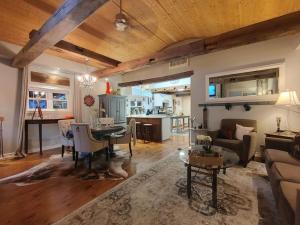 un salon avec un canapé et une table dans l'établissement Gather-on-Trent, Your Private Waterfront Luxury Resort in Trent Hills, à Campbellford