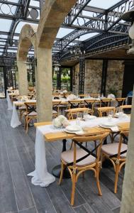 une rangée de tables et de chaises dans un restaurant dans l'établissement Sobe Bernarda, à Varaždinske Toplice