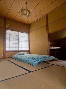 Ένα ή περισσότερα κρεβάτια σε δωμάτιο στο Asama Vista quiet home with view, Foreign Hosts