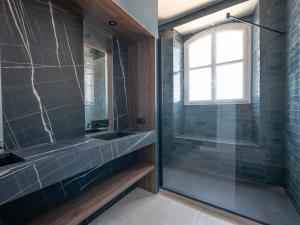 Kúpeľňa v ubytovaní Appartement Haut de Gamme Centre-Ville, 50m Plage, Parking Privé, 4 Couchages - FR-1-197-552