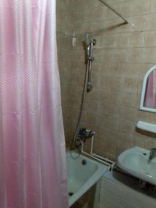baño con cortina de ducha rosa y lavamanos en markaz 6 Uy-122A Honadon-9, en Tashkent