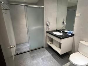 ein Bad mit einem WC, einem Waschbecken und einer Dusche in der Unterkunft CHIILIH HOTEL- Su ao in Suao