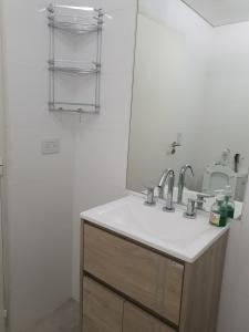 een badkamer met wastafel en douche bij El Abuelo in Salta +5 foto's