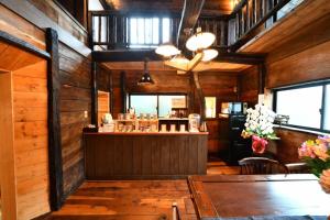 um restaurante com um bar num edifício de madeira em Cominka - Vacation STAY 30137v em Chino