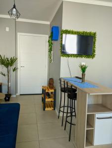 eine Küche mit einer Theke und einer blauen Arbeitsplatte in der Unterkunft Cantinho Verde in Santa Maria + 9 Fotos