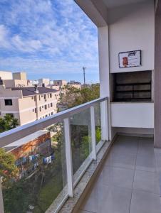 ein Balkon mit Blick auf die Stadt in der Unterkunft Cantinho Verde in Santa Maria