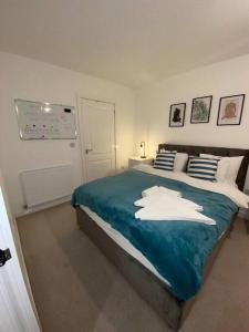 a bedroom with a large bed with a white bird on it at Cozzy apartment in Camberwell in London