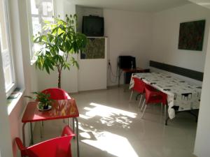 ムシアにあるAlbergue @ Muxiaのリビングルーム(テーブル、赤い椅子付)