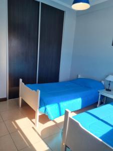 1 dormitorio con 2 camas y mesa en Rincón Salteño en Salta