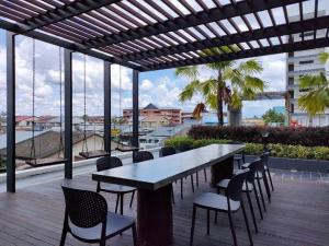 古晉的住宿－Armadale Residence 3R3B Gala City Airport，一张桌子和椅子,享有海景