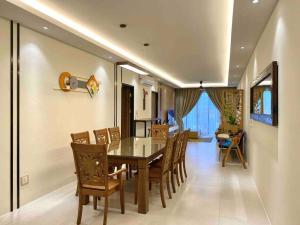 a dining room with a table and chairs at Armadale Residence 3R3B Gala City Airport in Kuching