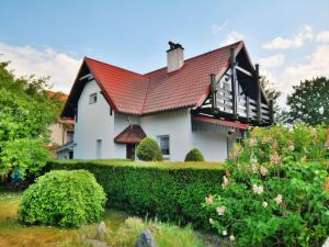 Biały dom z czerwonym dachem w obiekcie Holiday house by the lake, Charzykowy w Charzykowach