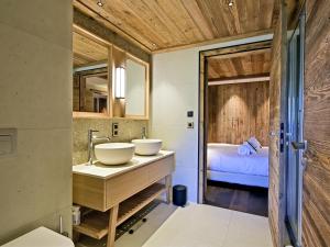 Łóżko lub łóżka w pokoju w obiekcie Appartement lumineux avec balcon à 2 chambres doubles et services inclus, skis aux pieds - FR-1-613-65