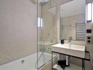 Łazienka w obiekcie Appartement lumineux avec balcon à 2 chambres doubles et services inclus, skis aux pieds - FR-1-613-65