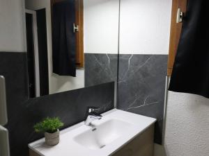 ein Bad mit einem Waschbecken und einem Spiegel in der Unterkunft Maison Les Mathes, 1 pièce, 4 personnes - FR-1-738-7 in Les Mathes