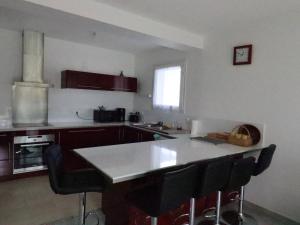 - une cuisine avec une table et des chaises dans l'établissement Appartement Meschers-sur-Gironde, 3 pièces, 4 personnes - FR-1-738-1, à Meschers-sur-Gironde