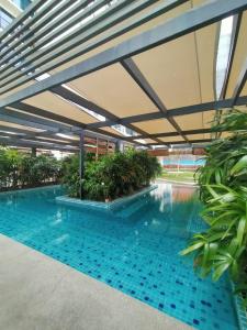 Swimmingpoolen hos eller tæt på STUDIO SUITE - TREFOIL SETIA ALAM - WIFI, NETFLIX with FREE PARKING