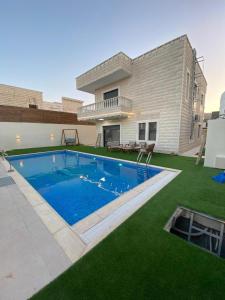 una piscina en el patio trasero de una casa en villa star en Jericho