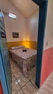 um quarto com duas camas e um candeeiro em Casa Igarassu em Igarassu