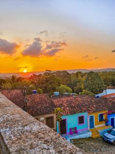 uma vista para o pôr-do-sol a partir do telhado de uma casa em Casa Igarassu em Igarassu