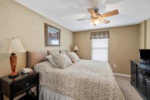 1 dormitorio con 1 cama y ventilador de techo en Pelican Beach 0908 by Pelican Beach Management, en Destin