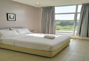 Tempat tidur dalam kamar di 1108 Hotel Sungkai