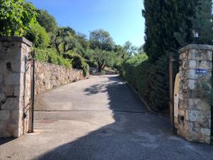 un camino con una valla y un muro de piedra en Luxury villa in Vence with panoramic sea views, en Vence