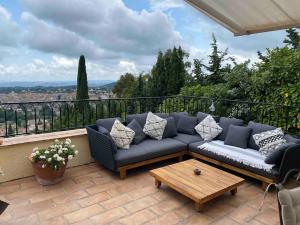 een blauwe bank op een patio met een tafel bij Luxury villa in Vence with panoramic sea views in Vence