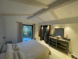 een slaapkamer met een groot bed en een spiegel bij Luxury villa in Vence with panoramic sea views in Vence