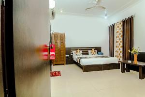 um quarto de hotel com uma cama e um quarto em OYO Hotel Indiana Near Gomti Riverfront Park em Vibhuti Khand