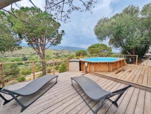een terras met 2 stoelen en een zwembad bij La Casa Albera du Domaine de Cap Collioure - Piscine Privative- Cadre Exceptionnel in Collioure